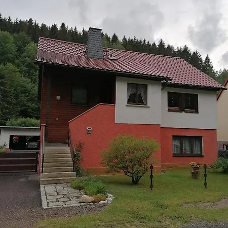 Am Fuße Der Bergbahn *